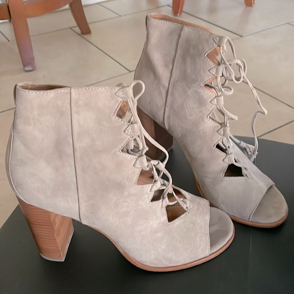 Size 8.5 Frye lace up heel